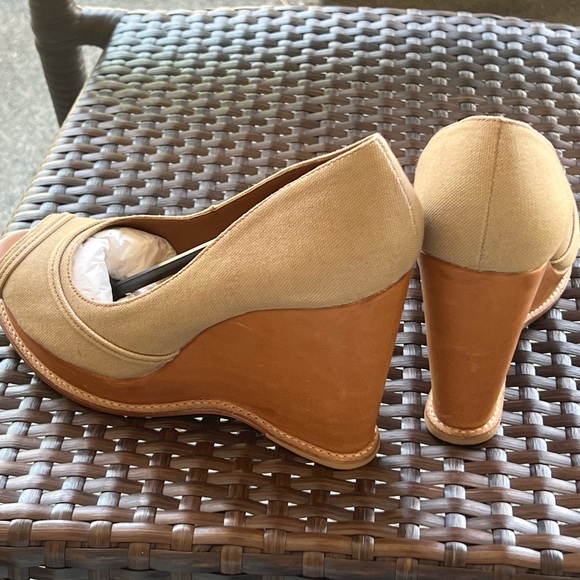 6 1/2 michael Kors tan wedge - Picture 5 of 11